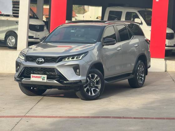 TOYOTA HILUX SW4 2.8 D-4D TURBO DIESEL DIAMOND 7L 4X4 AUTOMÁTICO TOYOTA HILUX SW4 2.8 D-4D TURBO DIESEL DIAMOND 7L 4X4 AUTOMÁTICO